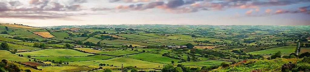 agricultural landscape with scenic mountain backdrop — Embrace farm